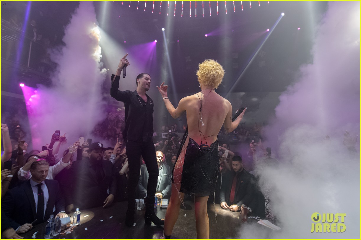 halsey g eazy share midnight kiss during nye performance in vegas 134006487
