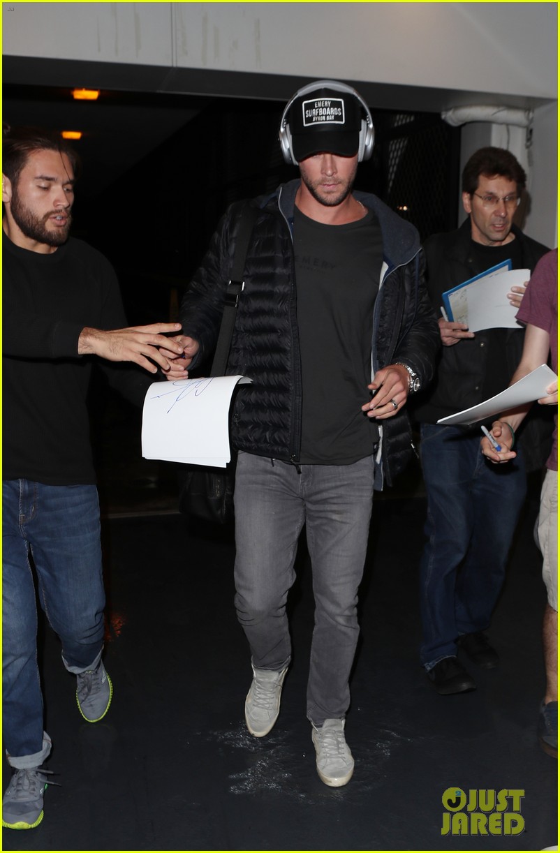 chris hemsworth returns to la after his holiday vacations 094008868