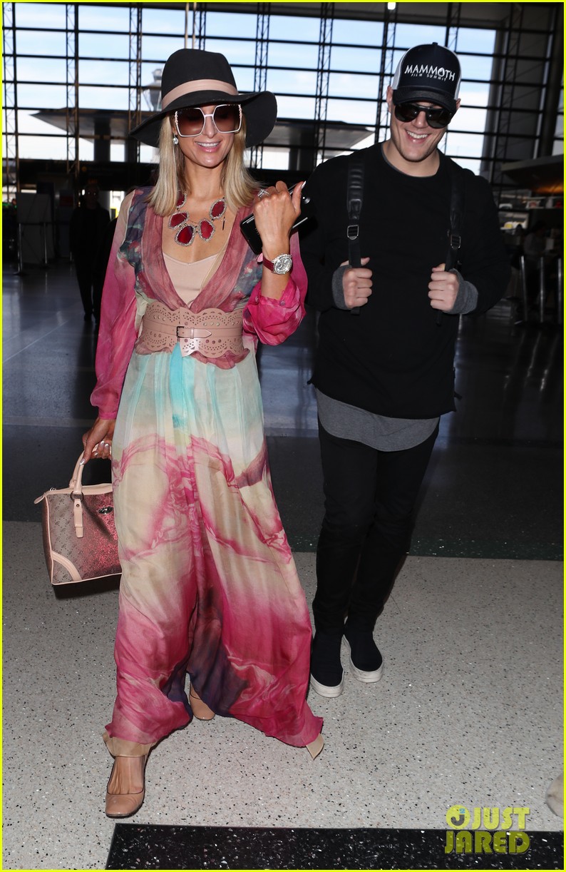 paris hilton cozies up to fiance chris zylka jetting out of lax 104021540