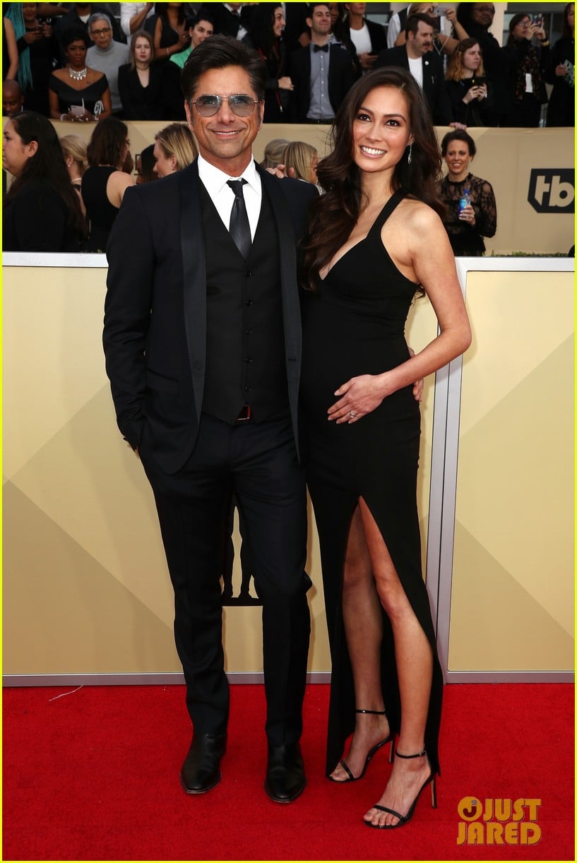 John Stamos Kisses Fiancee Caitlin McHugh's Baby Bump at SAG Awards(01)