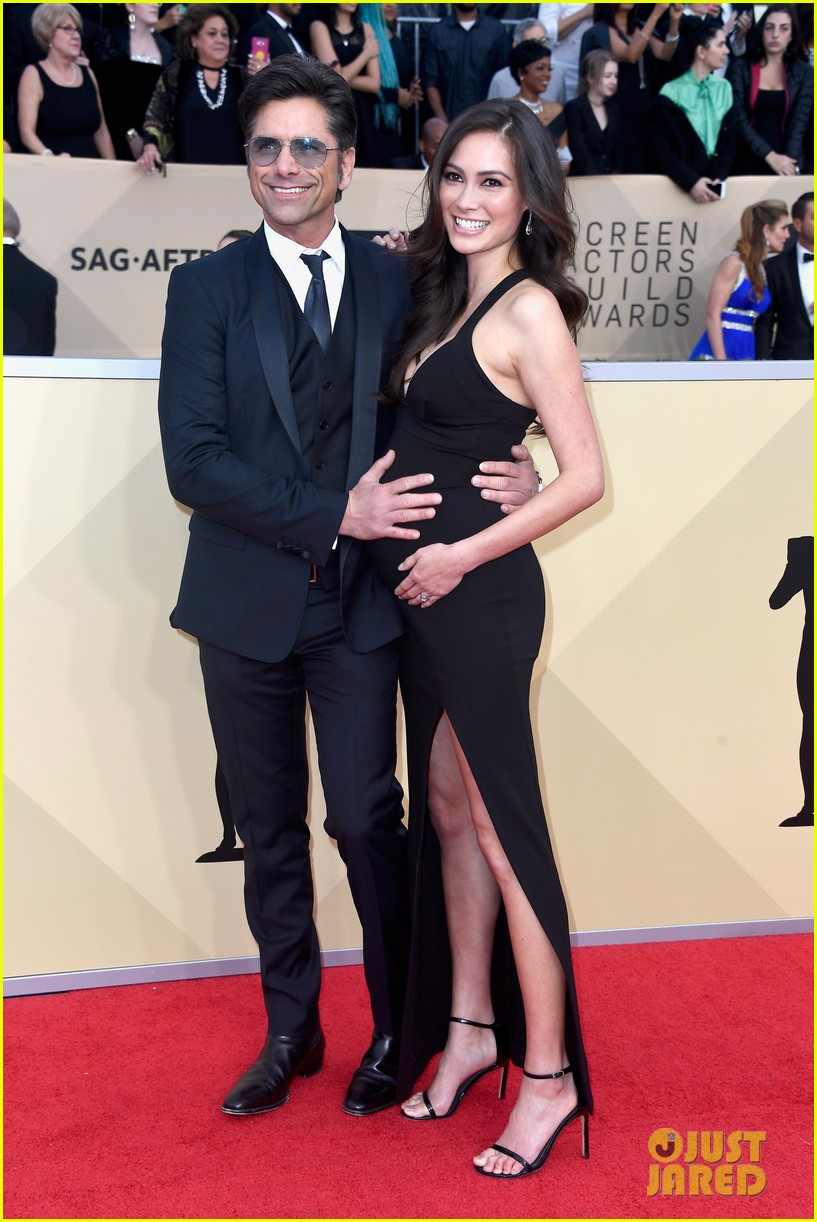 John Stamos Kisses Fiancee Caitlin McHugh's Baby Bump at SAG Awards