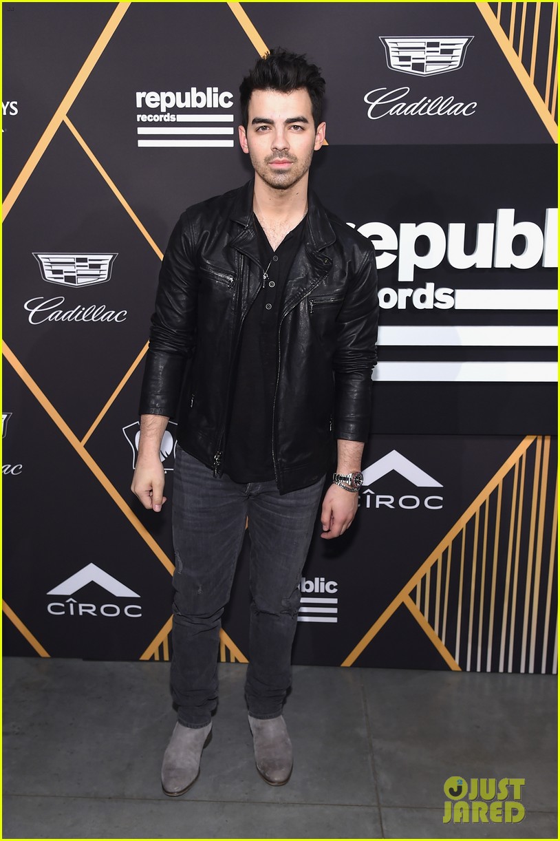 joe jonas sophie turner couple up at pre grammys party 014021852