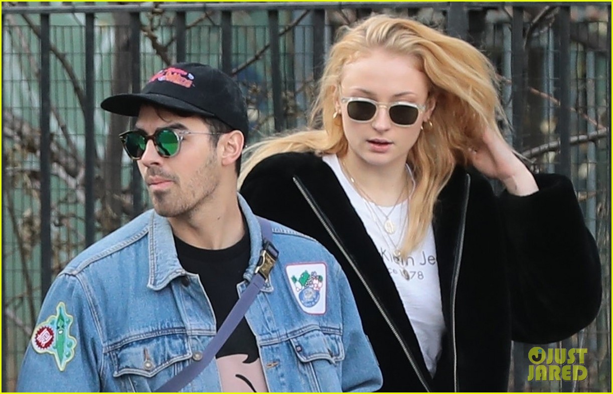 joe jonas and sophie turner couple up for saturday morning stroll 03