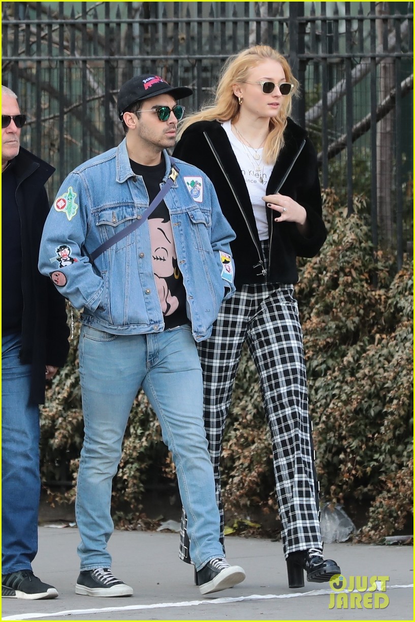 joe jonas and sophie turner couple up for saturday morning stroll 044022063