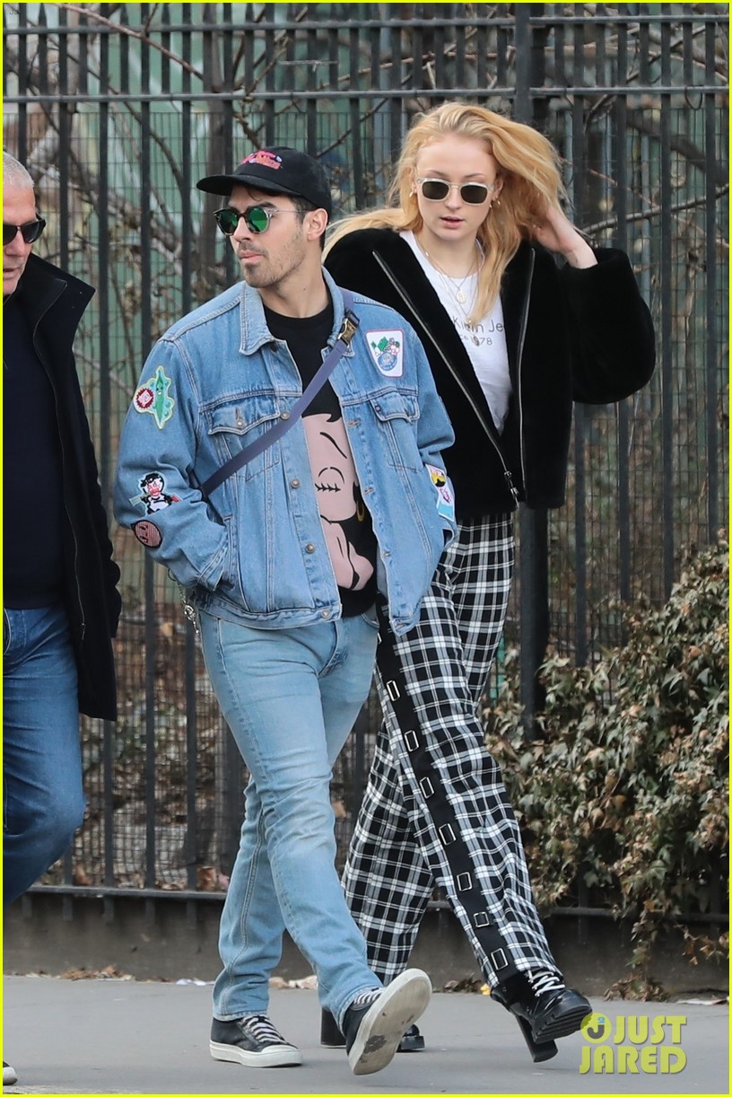 joe jonas and sophie turner couple up for saturday morning stroll 084022067