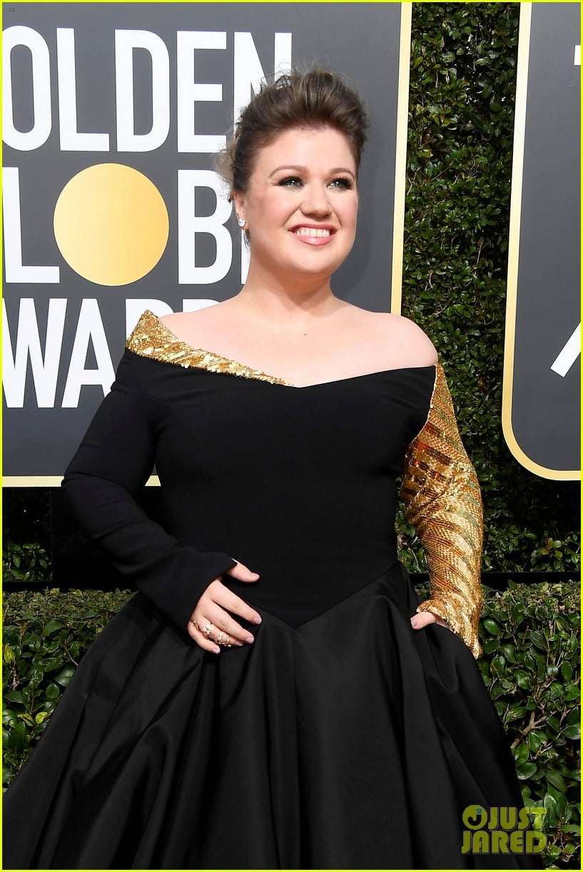 Kelly Clarkson Hits the Red Carpet in Black at Golden Globes 2018