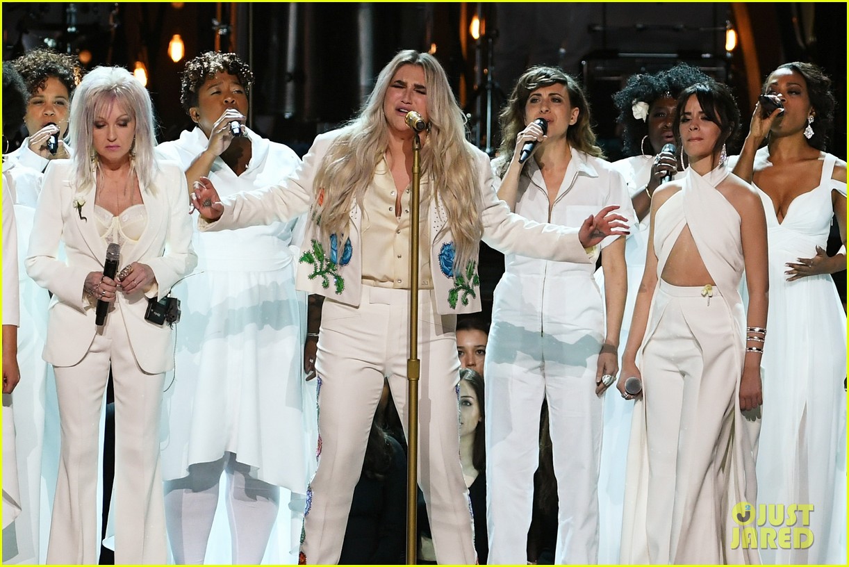Kesha Performs 'Praying' at Grammys 2018 with Fellow Female Artists