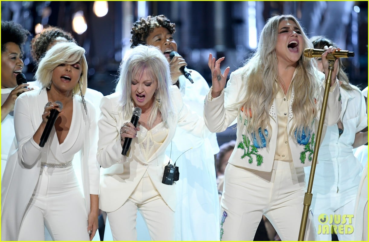 Kesha Performs 'Praying' at Grammys 2018 with Fellow Female Artists