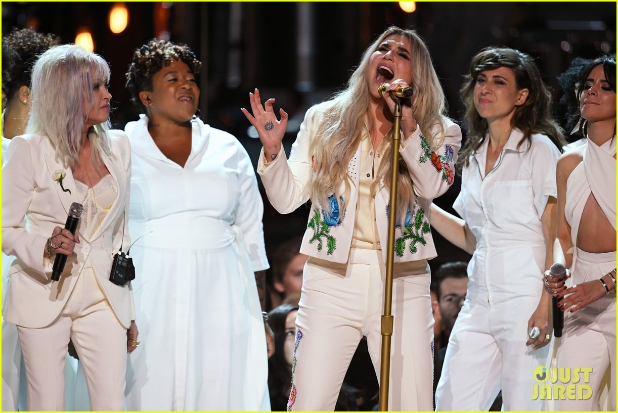 Kesha Performs 'Praying' at Grammys 2018 with Fellow Female Artists