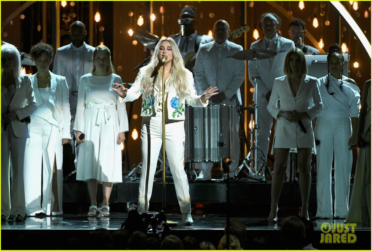 Kesha Performs 'Praying' at Grammys 2018 with Fellow Female Artists