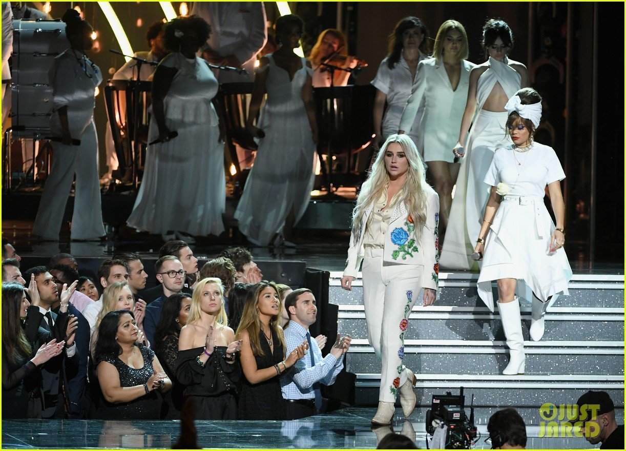 Celebrities Praise Kesha's Powerful Grammys 2018 Performance Read the