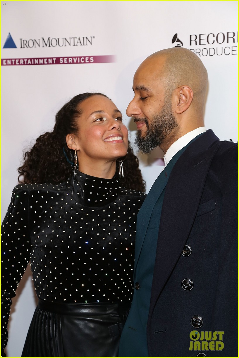 alicia keys and swizz beatz share a sweet moment at pre grammys party 014021664