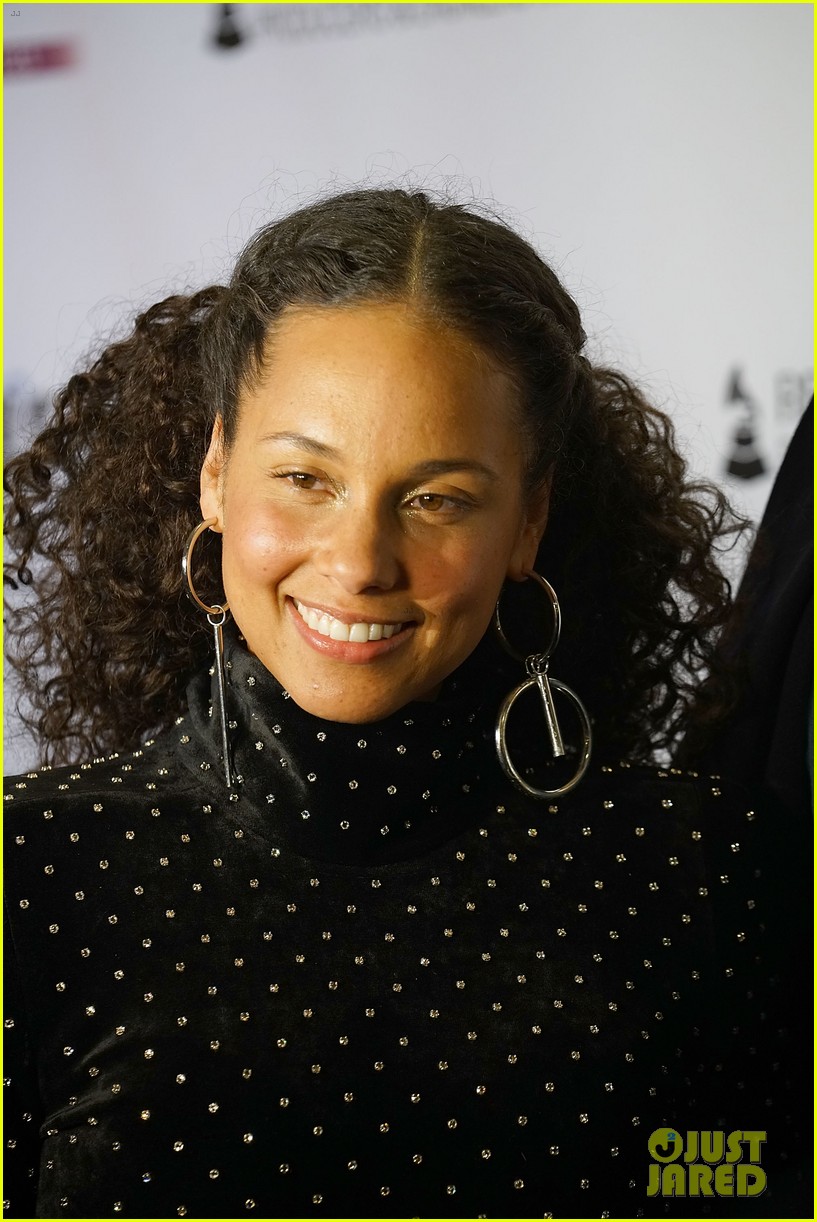alicia keys and swizz beatz share a sweet moment at pre grammys party 154021678