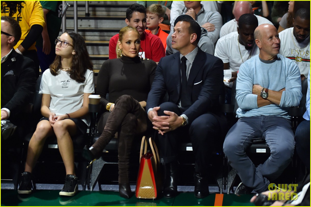 Jennifer Lopez & Alex Rodriguez Kiss Courtside on the Kiss Cam! Photo(00)