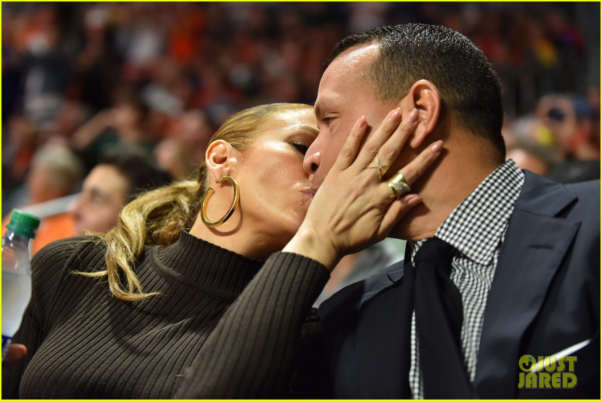 Jennifer Lopez & Alex Rodriguez Kiss Courtside on the Kiss Cam! Photo