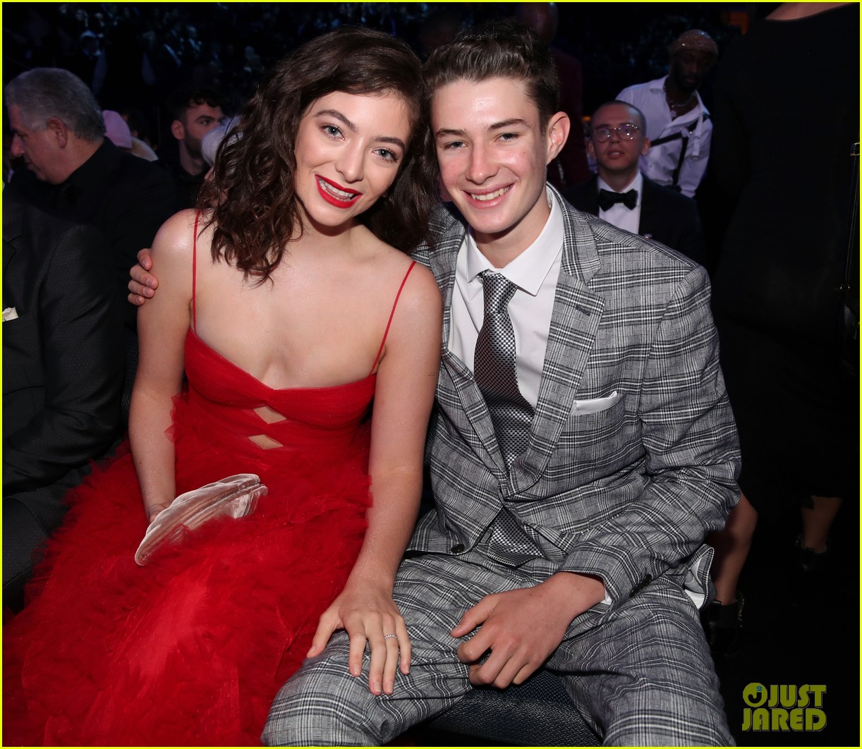 lorde is joined by younger brother angelo at grammys 2018 014023021