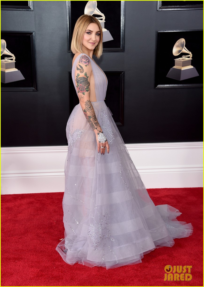 julia michaels stuns in plunging purple gown at grammys 2018 044022937