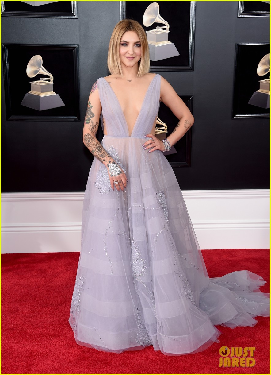 julia michaels stuns in plunging purple gown at grammys 2018 064022939