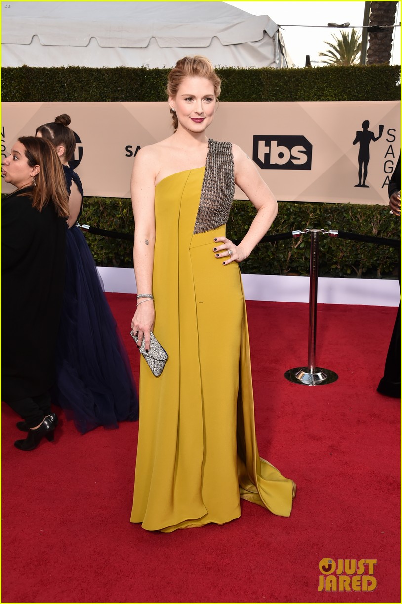 Mandy Moore & Milo Ventimiglia Hit the Red Carpet at SAG Awards 2018