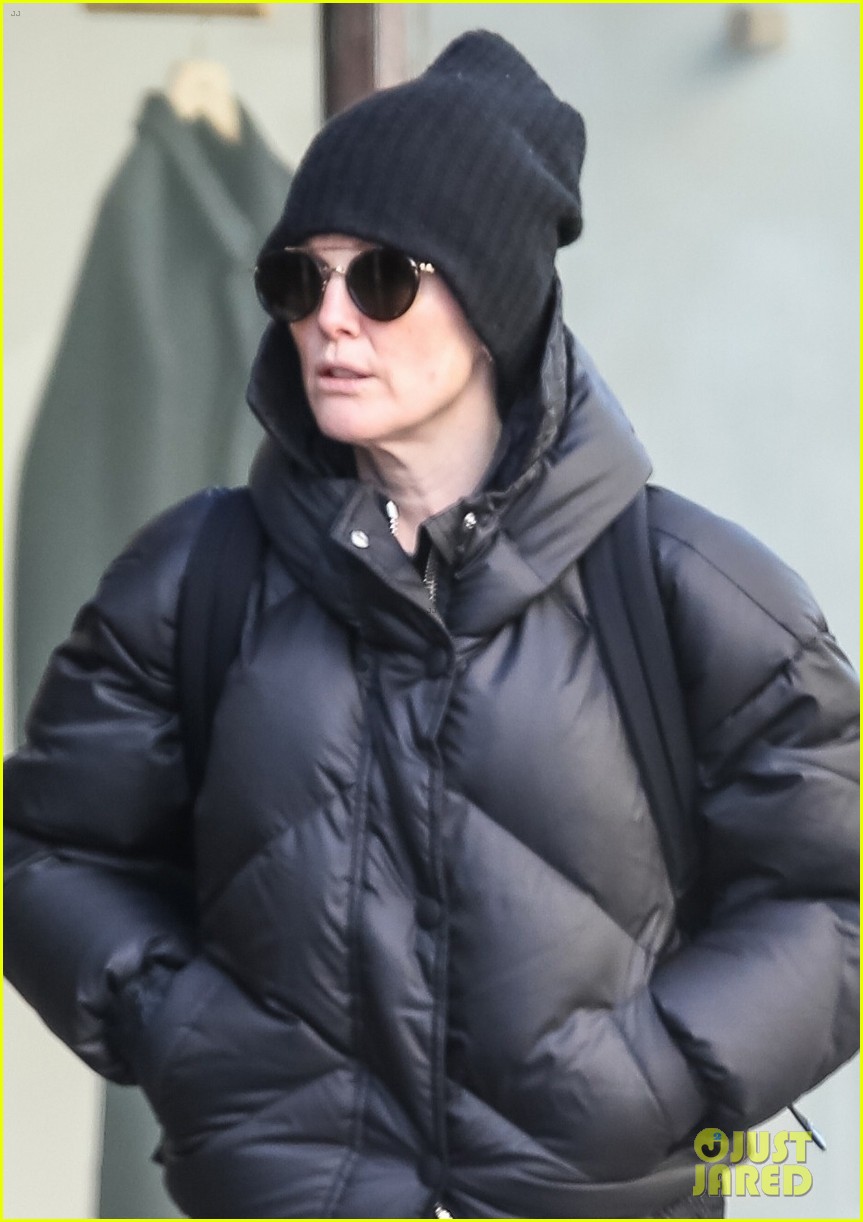 julianne moore bundles up while stepping out in nyc 044012428