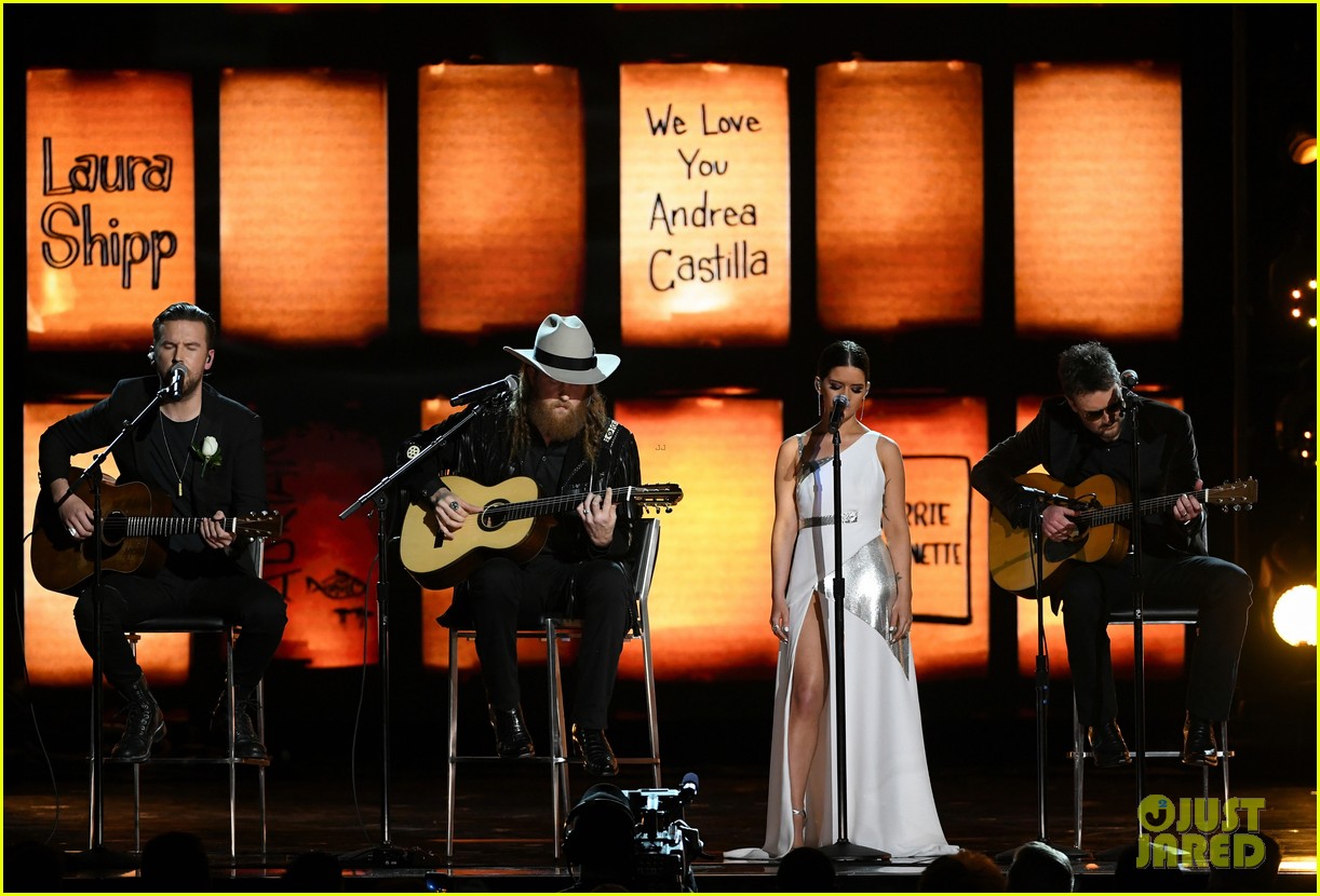 country stars pay tibute to vegas shooting victims at grammys 054023252
