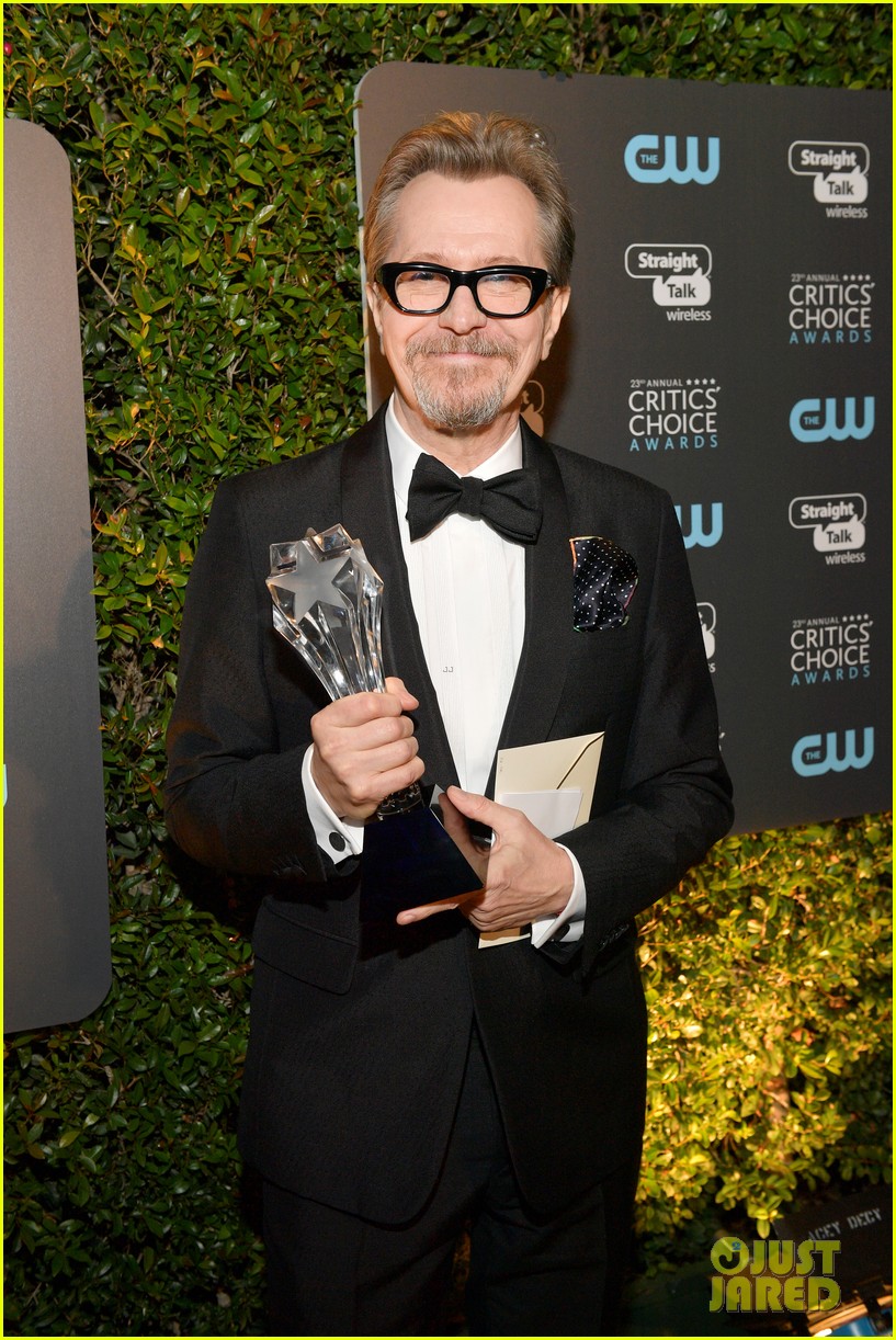 gary oldman wins best actor for darkest hour at critics choice awards 024013363