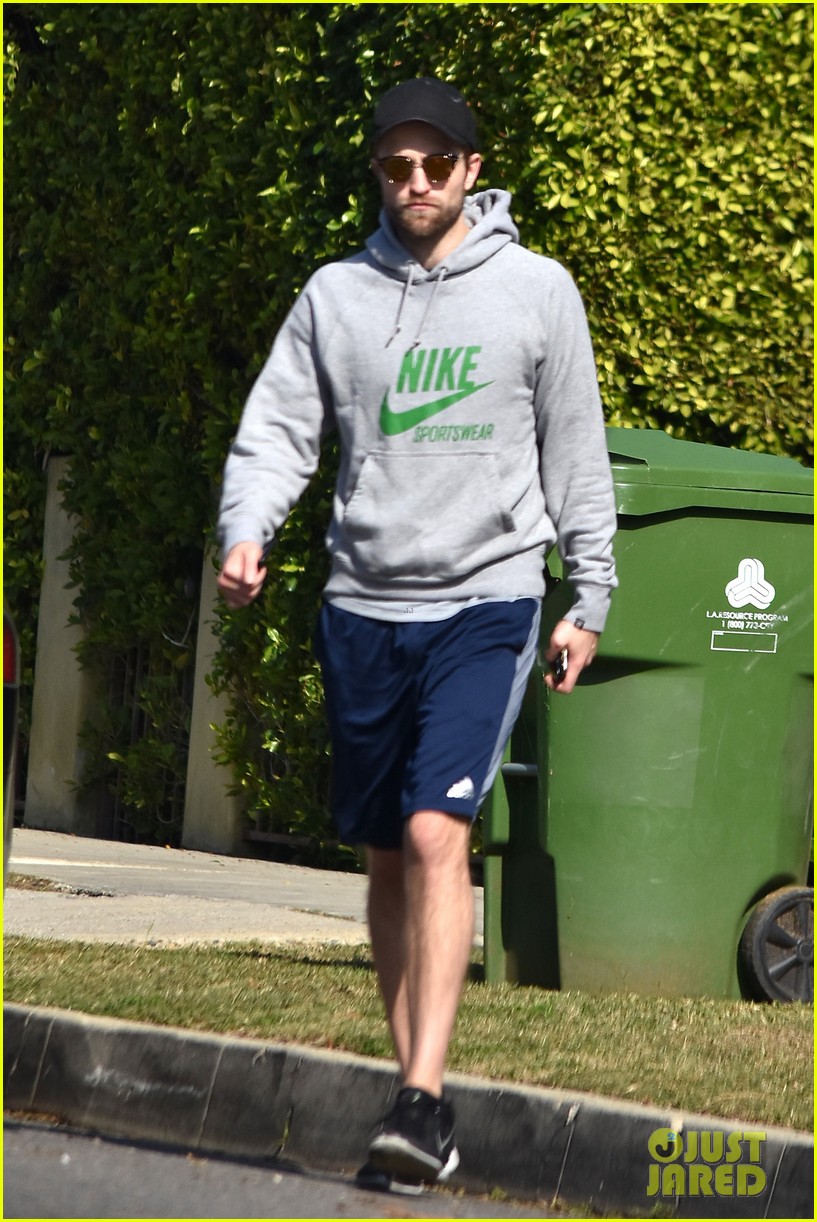 robert pattinson wears his gym clothes for a casual stroll 034014172