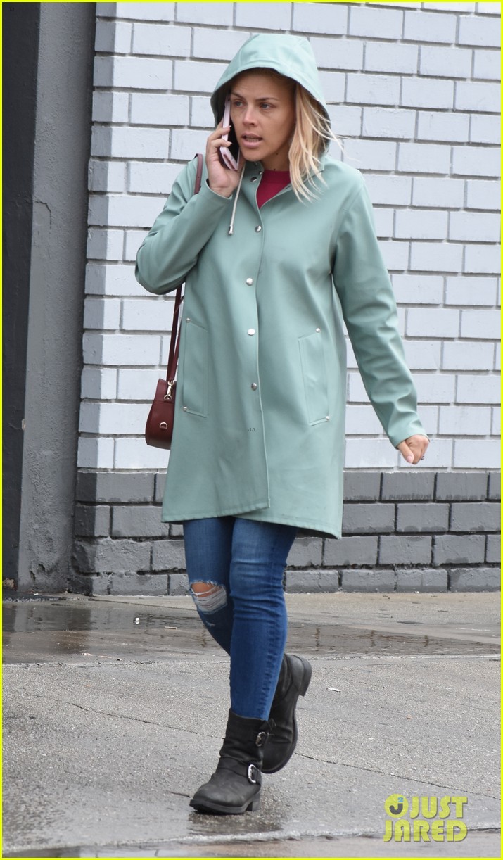 busy philipps braves the rainy weather in weho 034012109