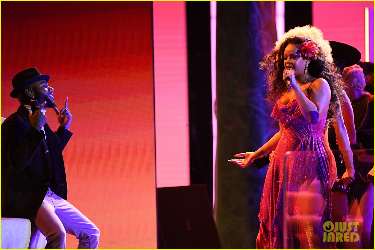 Rihanna Performs 'Wild Thoughts' at Grammys 2018 with DJ Khaled(02)