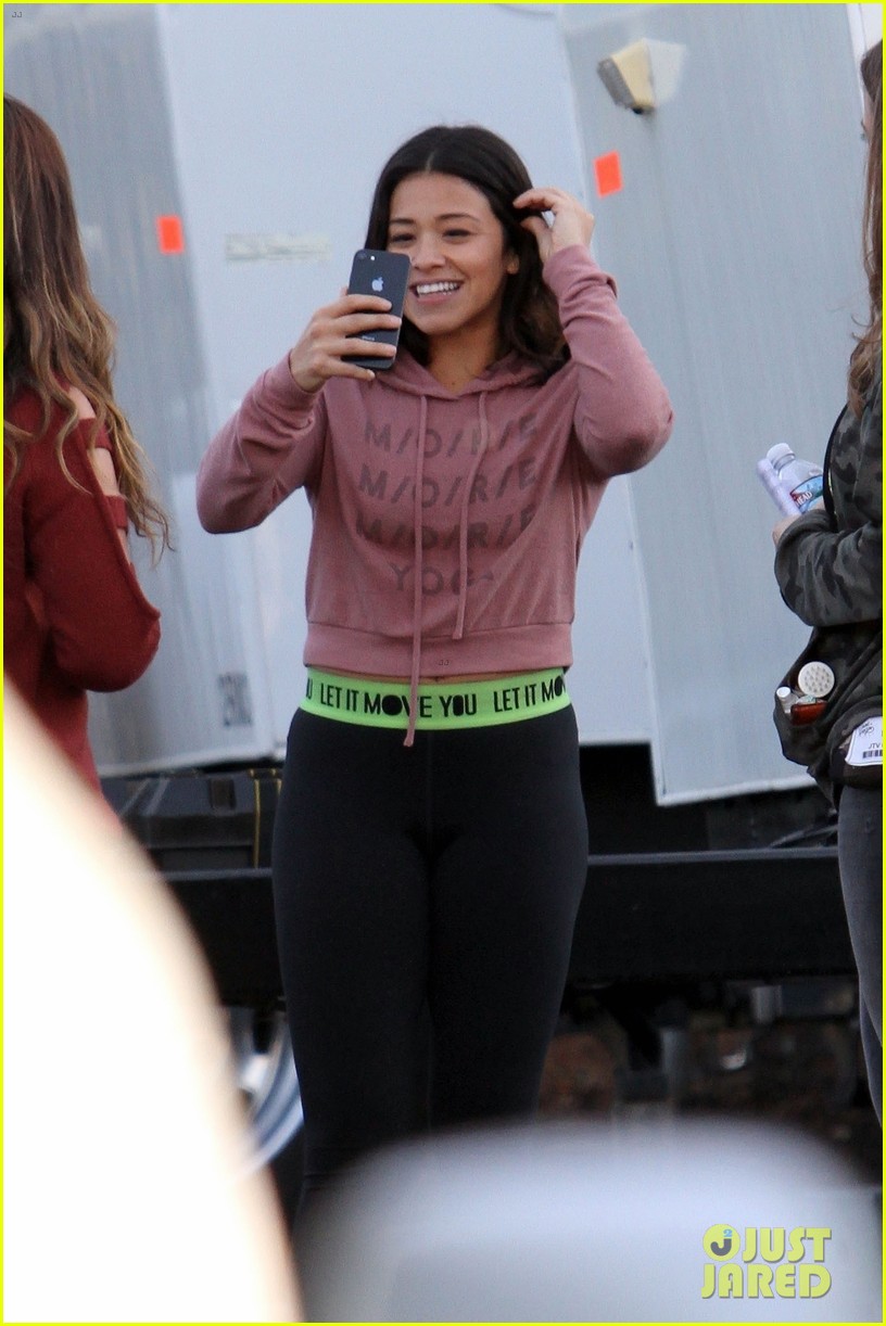 gina rodriguez video chats a lucky fan on law and order svu set 074012336