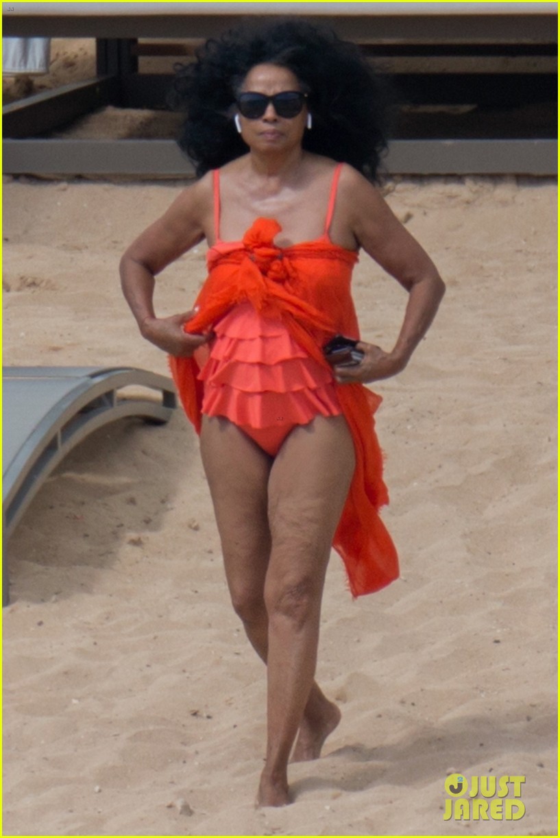 diana ross rocks one piece bathing suit in hawaii 034012074