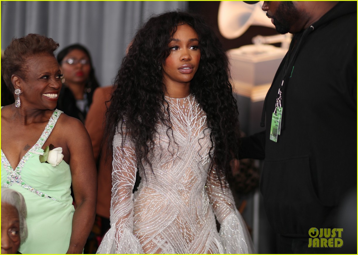 sza brings her mom and grandma as her grammys 2018 dates 134023048