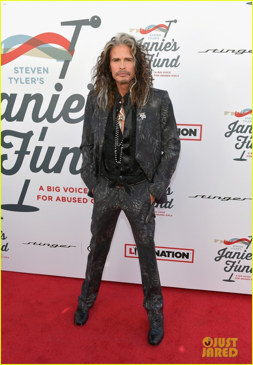 steven tyler and girlfriend aimee preston share a sweet smooch at grammy viewing party 014023523