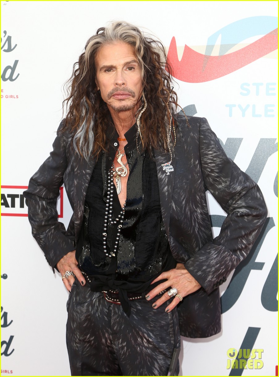 steven tyler and girlfriend aimee preston share a sweet smooch at grammy viewing party 034023525