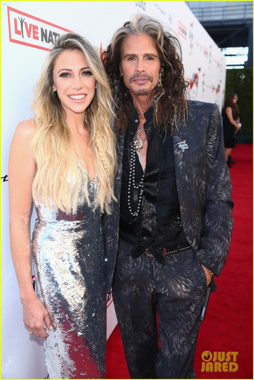steven tyler and girlfriend aimee preston share a sweet smooch at grammy viewing party 194023541