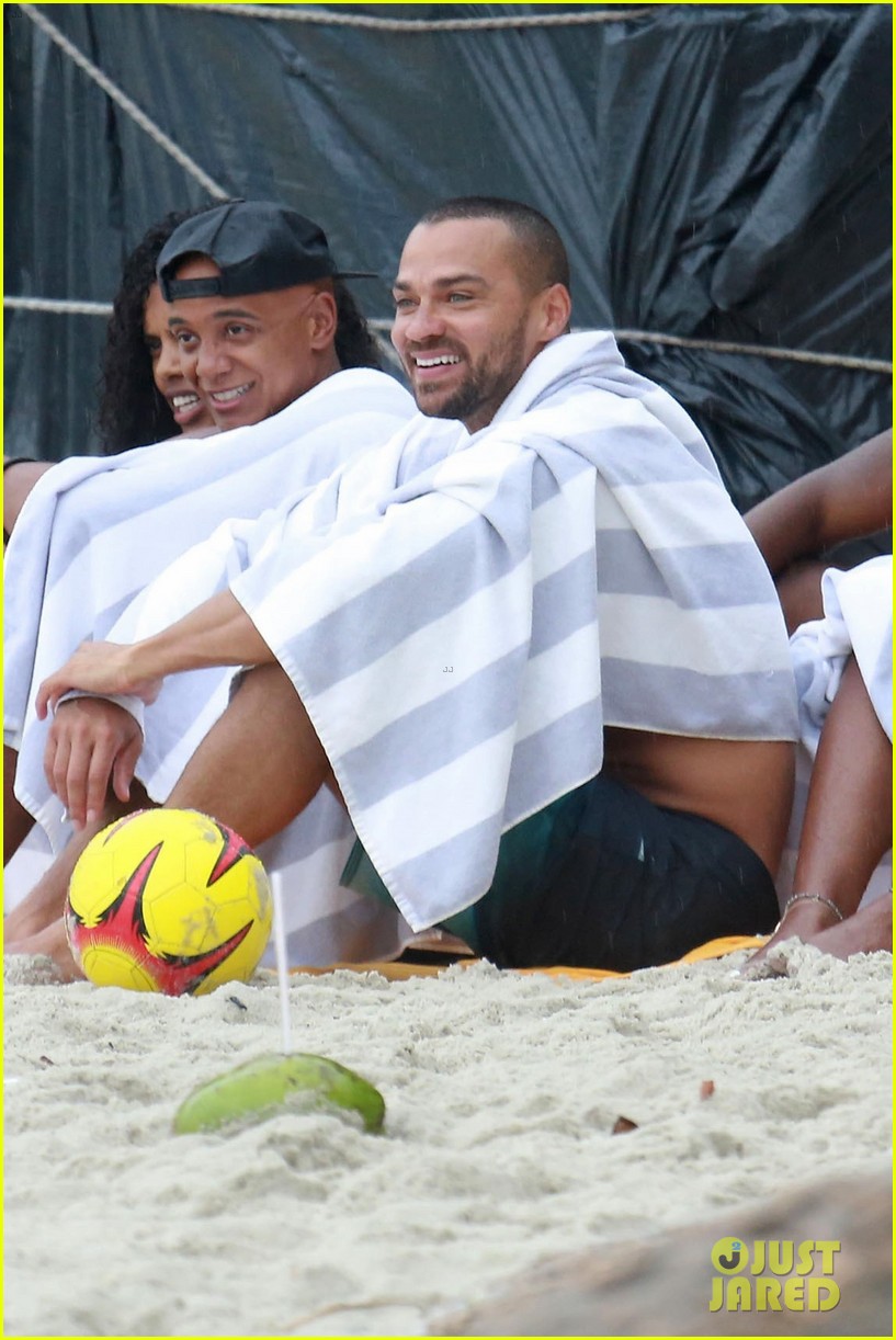 shirtless jesse williams shows off his abs on the beach 154008181