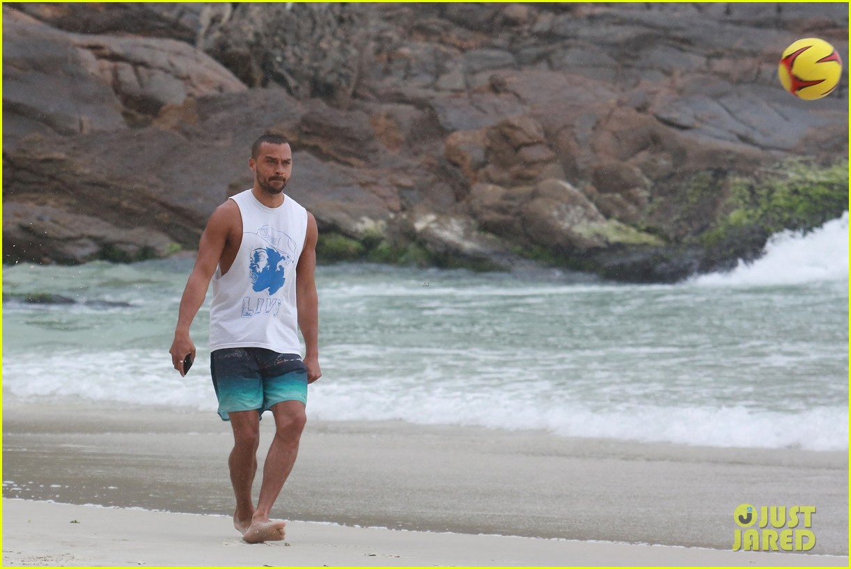 shirtless jesse williams shows off his abs on the beach 284008194