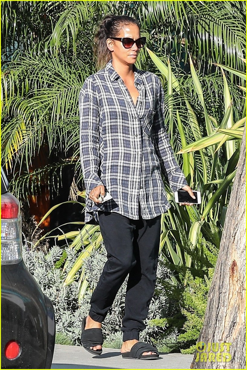 halle berry celebrated valentines day with her kids 014034083