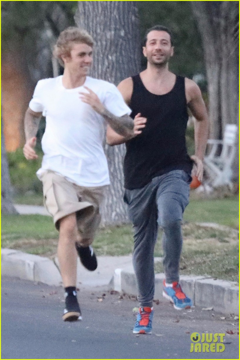 justin bieber shows off his athletic skills in the street 04