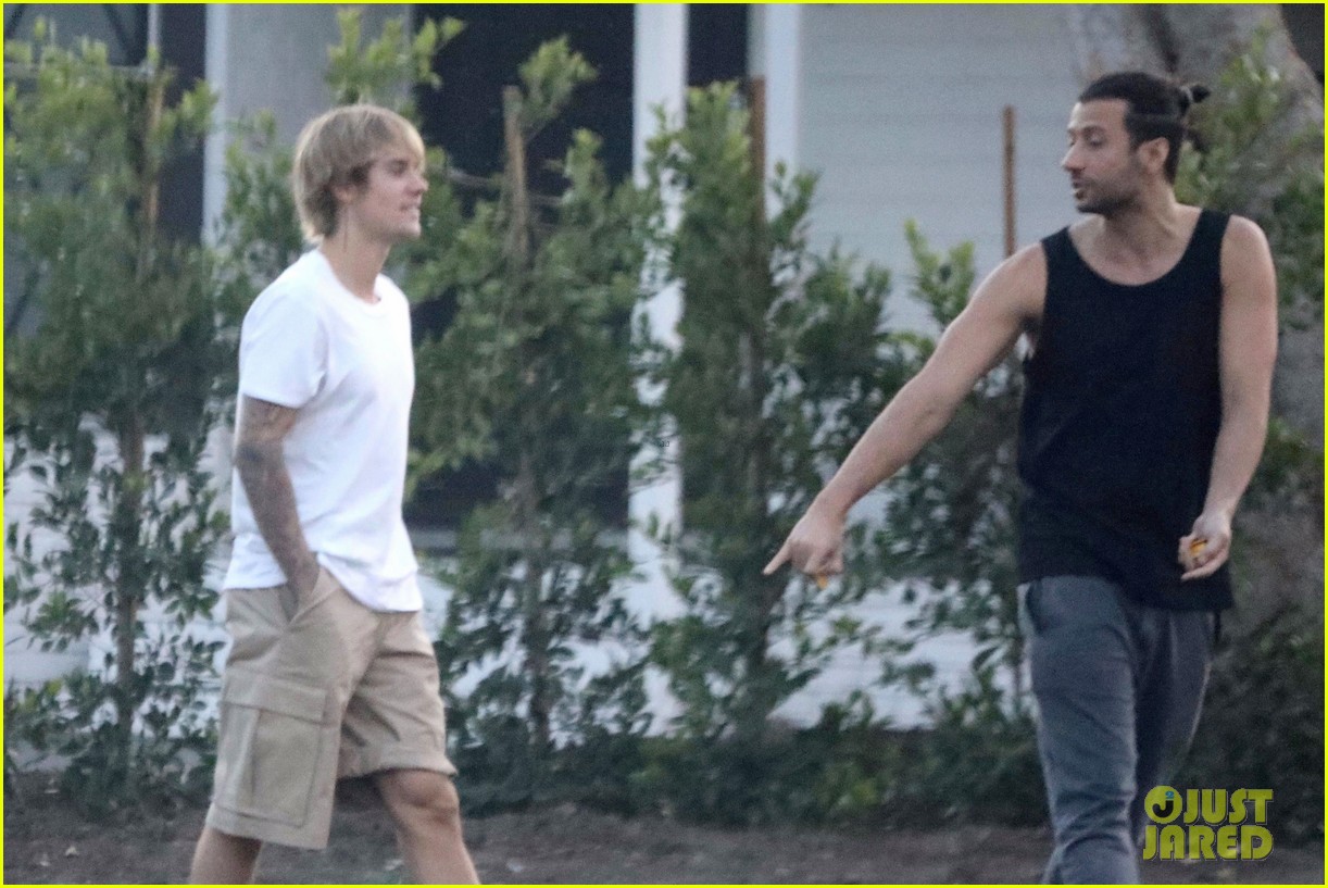 justin bieber shows off his athletic skills in the street 144026657