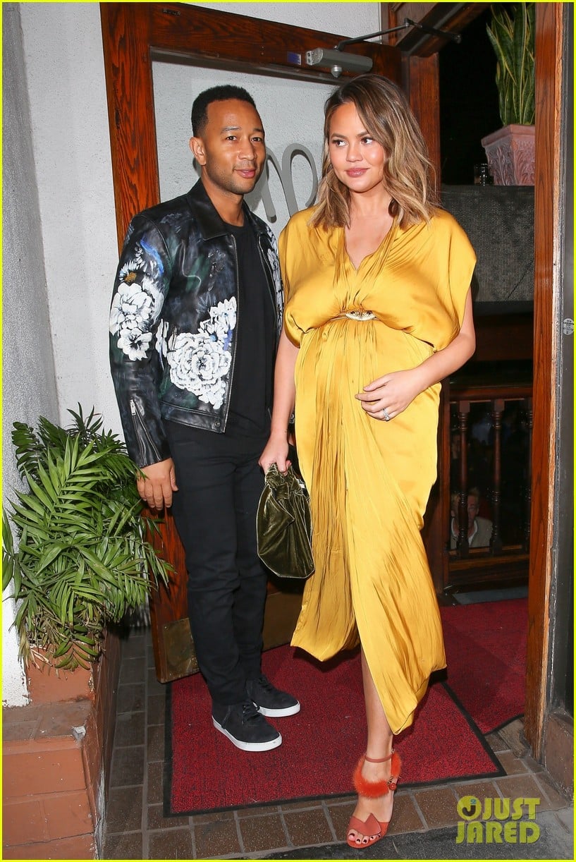 Chrissy Teigen & John Legend Couple Up For Cute Date Night Photo(02)