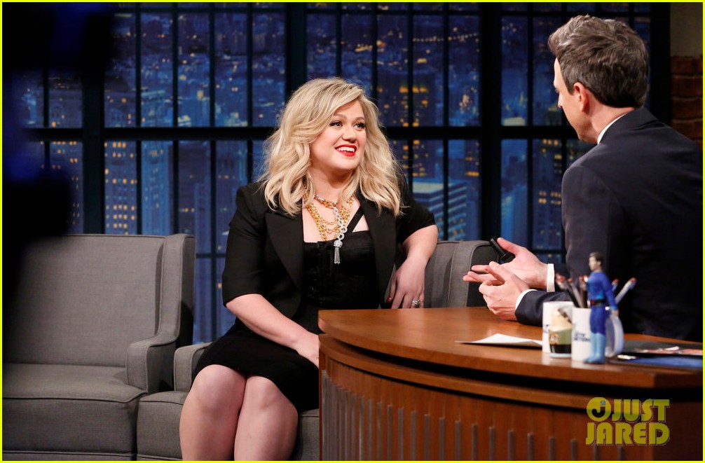 kelly clarkson performs two songs on late night discusses the voice 024040798