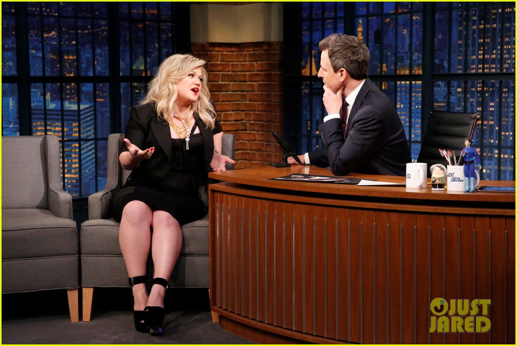 kelly clarkson performs two songs on late night discusses the voice 044040800