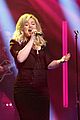 kelly clarkson performs two songs on late night discusses the voice 01