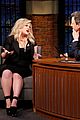 kelly clarkson performs two songs on late night discusses the voice 04