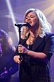 kelly clarkson performs two songs on late night discusses the voice 05