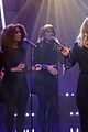 kelly clarkson performs two songs on late night discusses the voice 06