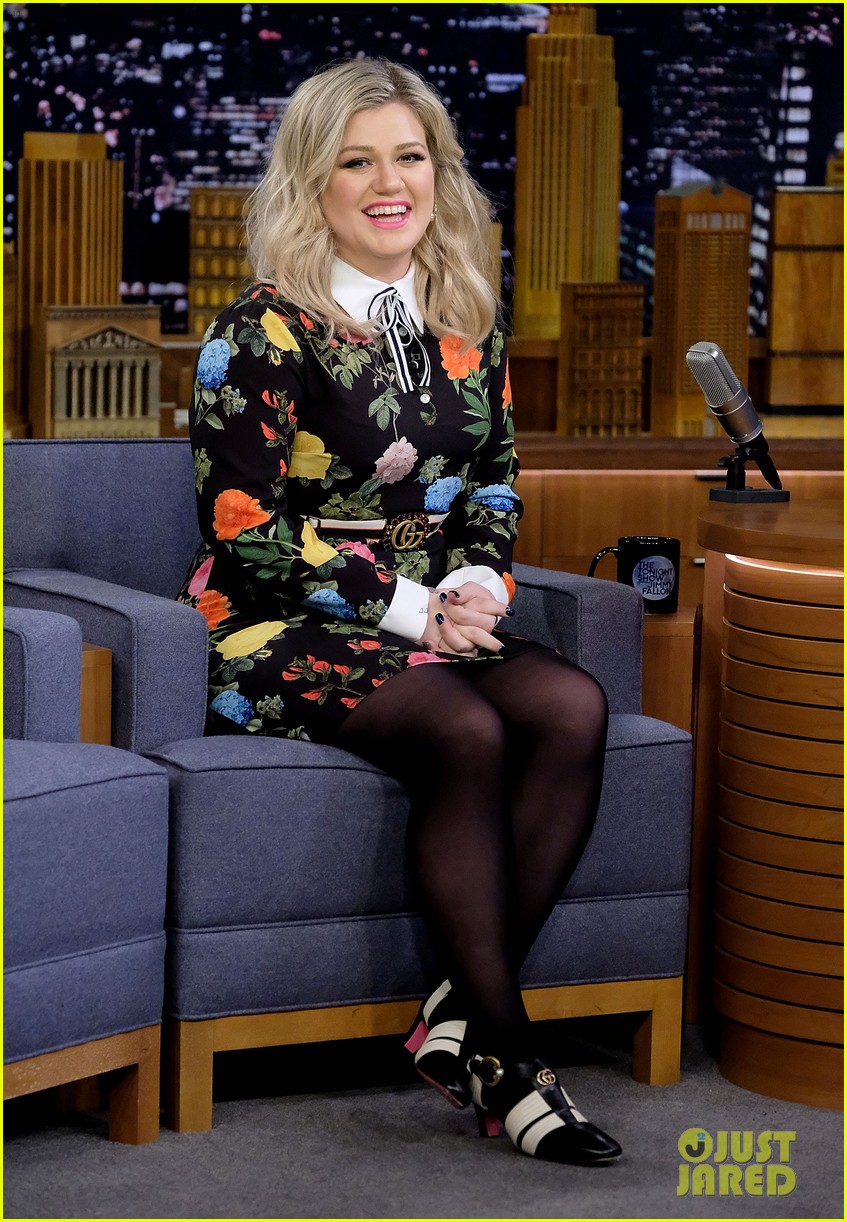 kelly clarkson belts out google translate version of stronger on tonight show 05