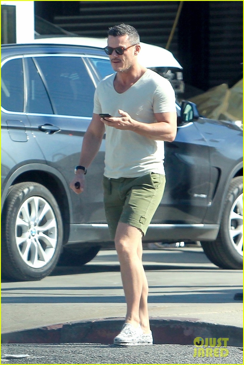 luke evans steps out for solo lunch 01