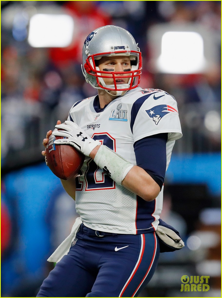 Gisele Bundchen's 'My Husband Can't Throw & Catch' Quote Resurfaces(00)